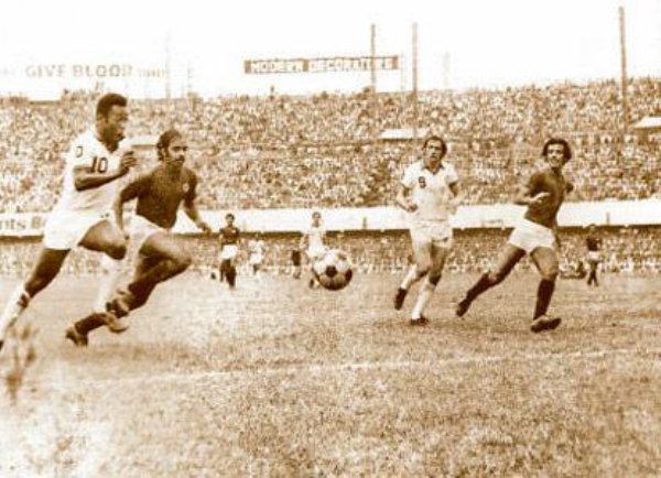 Pele plays in Kolkata against Mohun Bagan FC