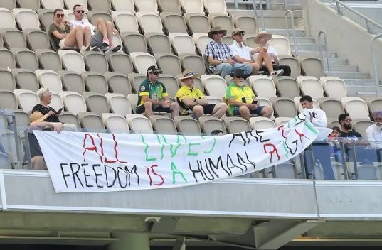 AUS vs PAK pro-hamas banners